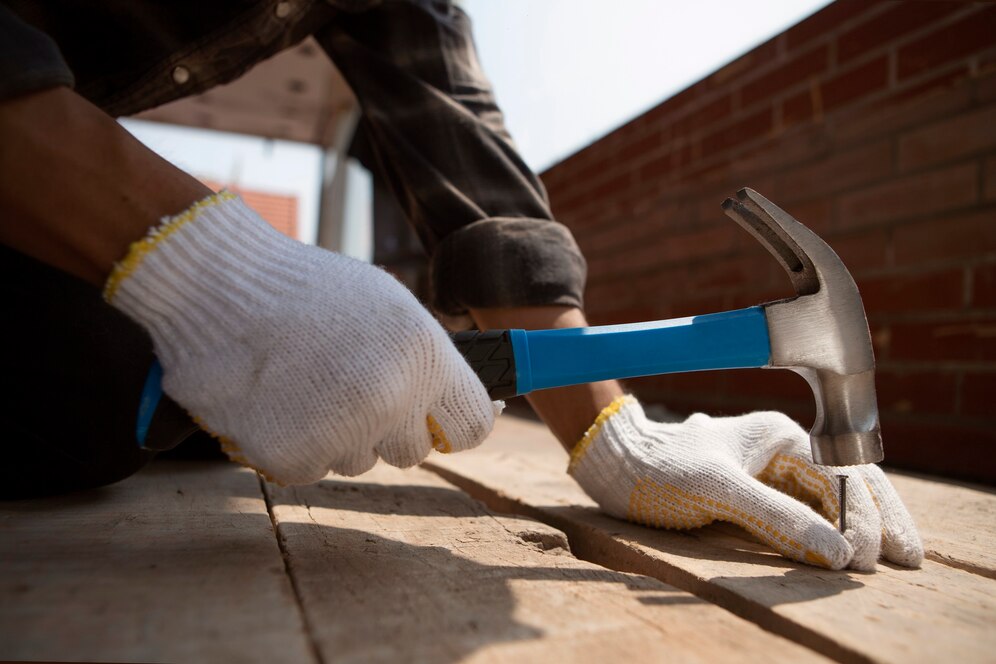 trabajador-construccion-martillo-lugar-trabajo_23-2150530697